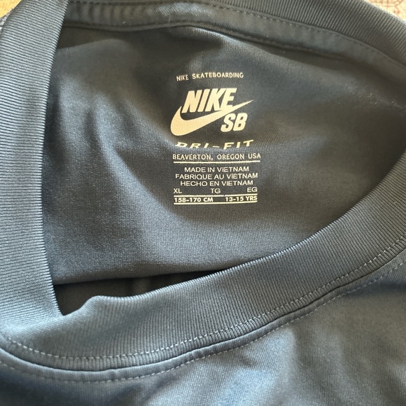 Nike SB Dri-FIT Shirt in Gray and White - Picture 4 of 6